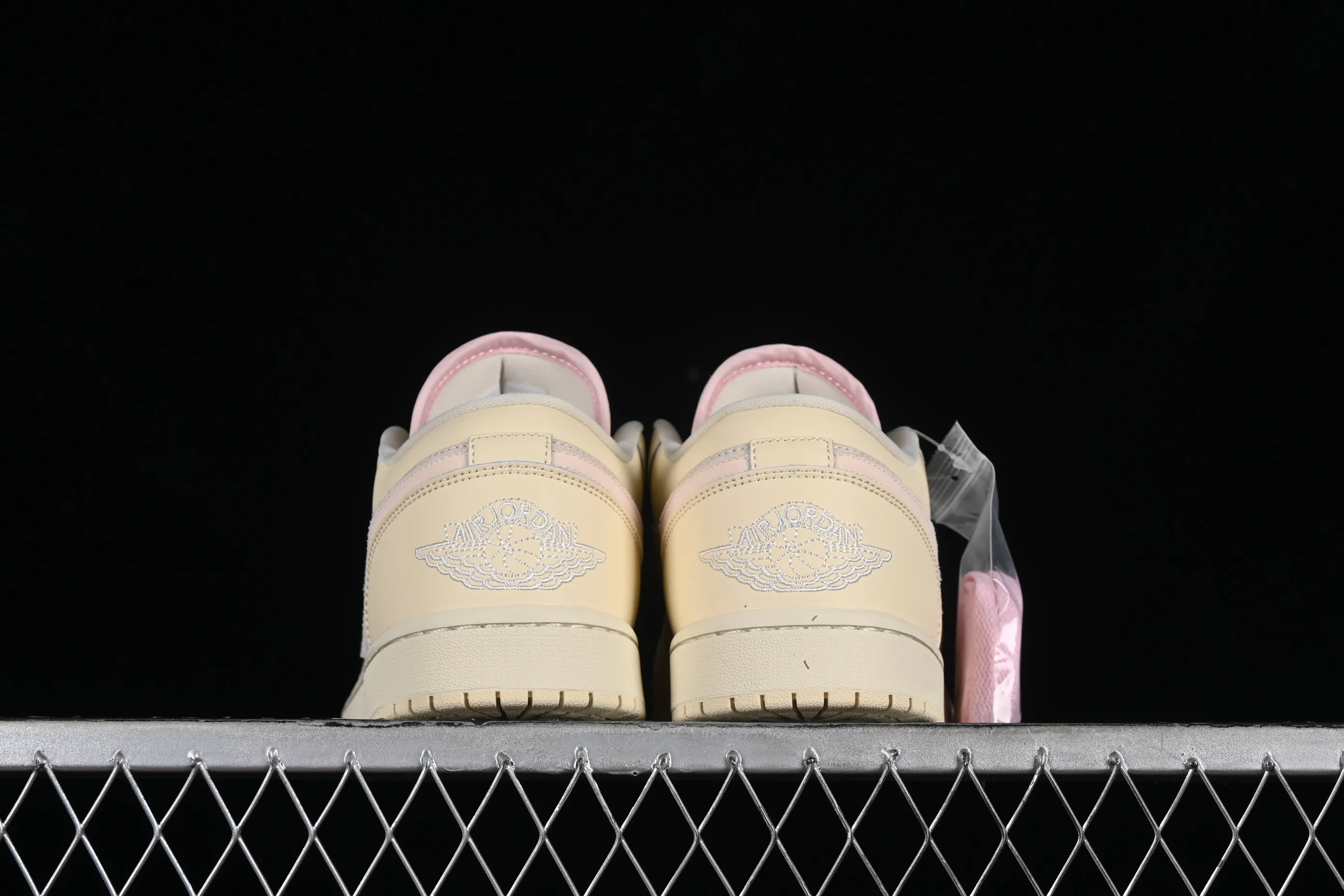 All Categories Air Jordan Jordan Series Basketball Shoes Air Jordan 1 Low Air Jordan 1 Low AJ1 Joe 1 Khaki Pink Low-top Cultural Basketball Shoes FQ1925-100